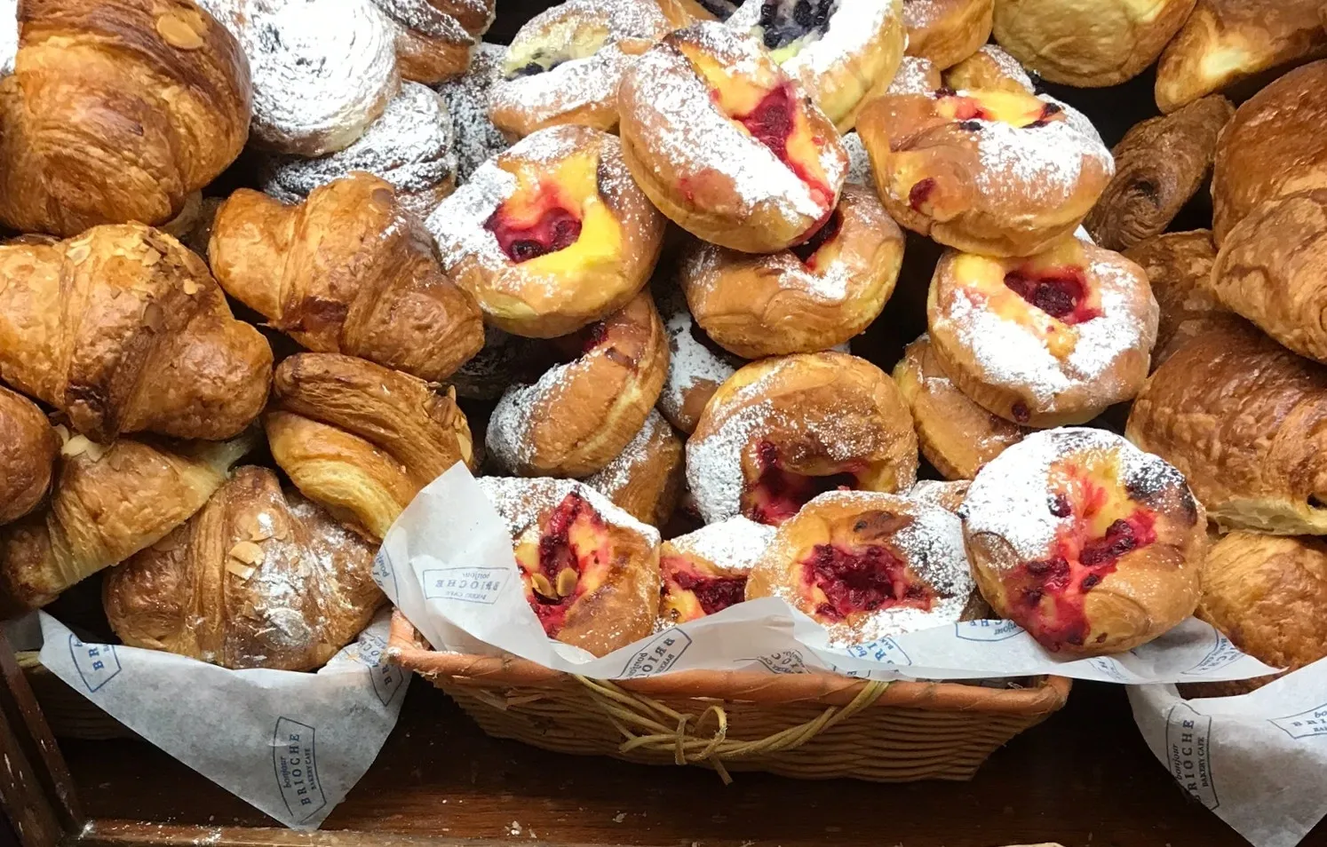 Bonjour Brioche pastry case photography from the official site