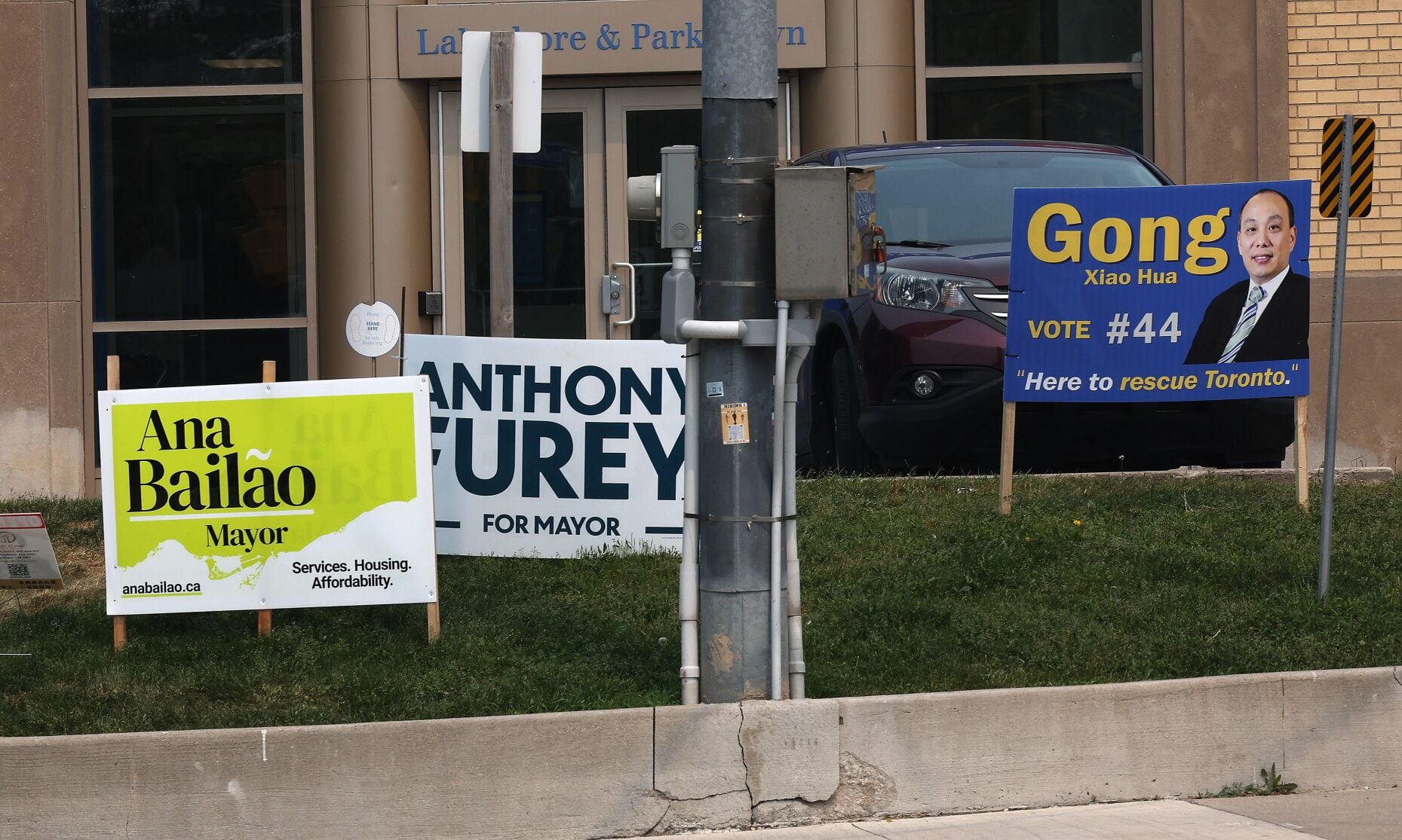 Toronto Municipal Election Candidates Can Put Up Campaign Signs Starting Thursday