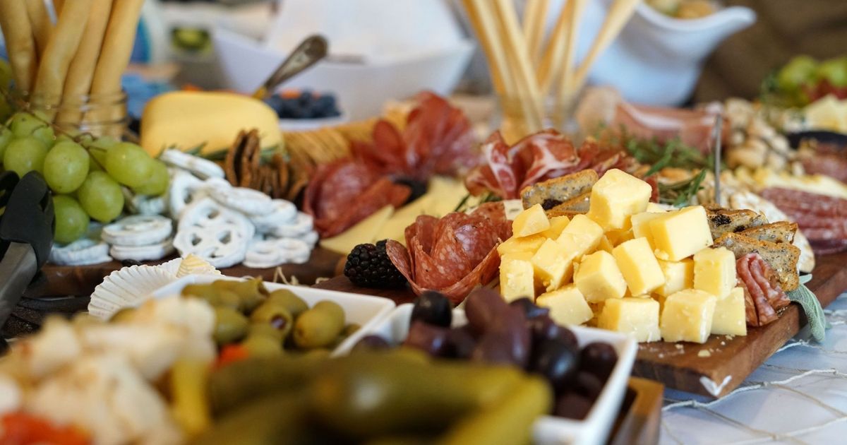 Toronto caterer fires back after customer alleges AI photos misled them