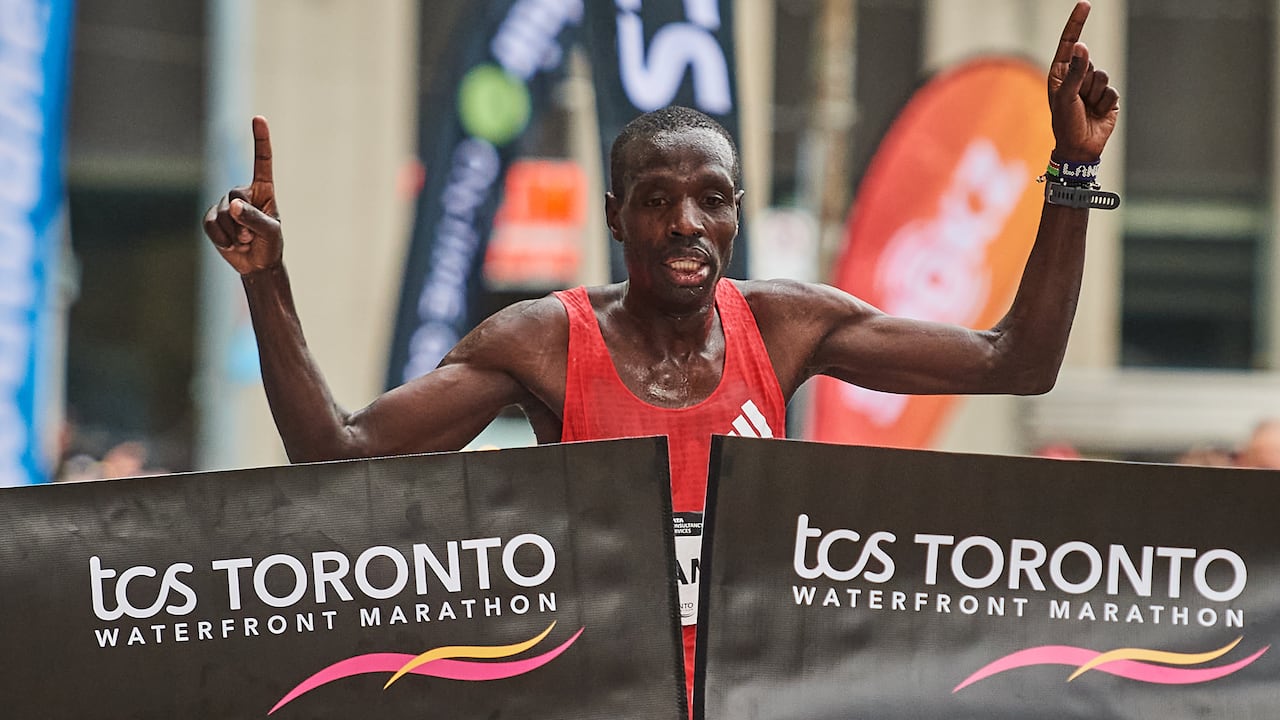 Andrew Davies sets Canadian marathon debut record at Toronto Waterfront Marathon